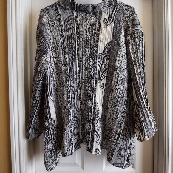 Avenue Black and White Bell Sleeved Tunic Style Blouse Plus Size 30/32 - Picture 3 of 6